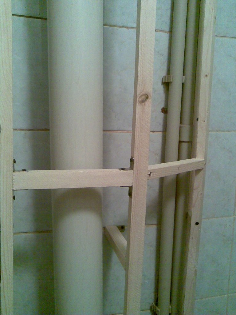 Закрыть трубы стояка. Короб для труб в туалете. Каркас для скрытия труб. Зашивка труб пластиковыми панелями. Пластик для закрытия труб.