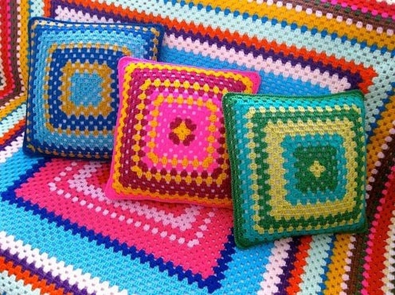 Фото бабушкин квадрат в вязанных подушках крючком 