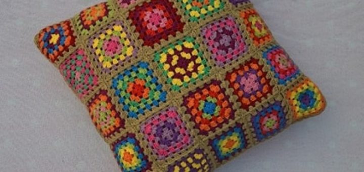 Фото бабушкин квадрат в вязанных подушках крючком 